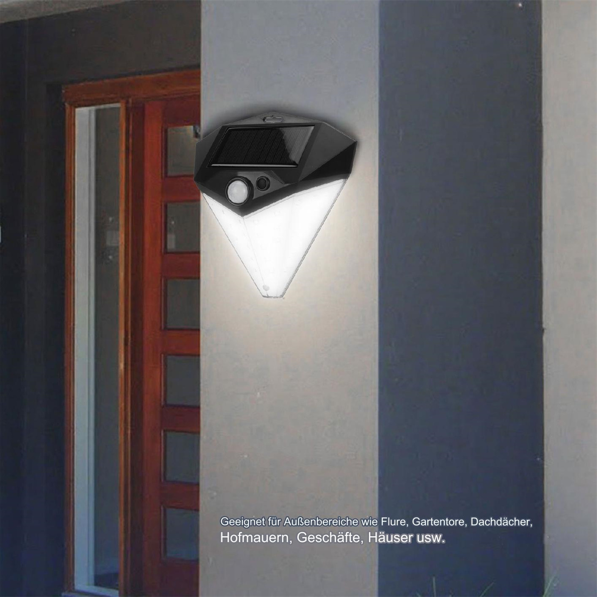 Schwarze, solarbetriebene Außenleuchte an einer Wand neben einer Tür montiert.