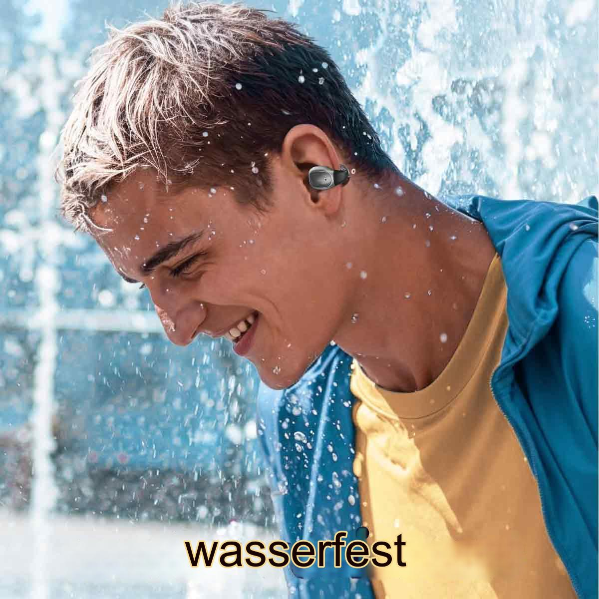Mann trägt gelbes Hemd und blaue Jacke, nass von Wasser. Er hat Kopfhörer in den Ohren. Text: wasserfest.