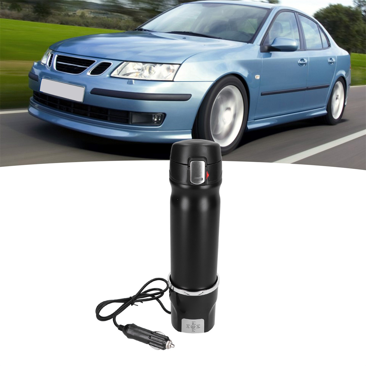 Schwarze Auto-Thermoskanne mit Kabel und Autostecker. Ein blaues Auto im Hintergrund.