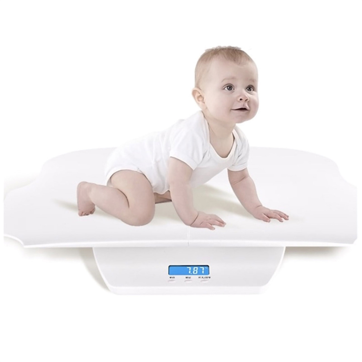 Baby krabbelt auf einer Waage, die 7,87 anzeigt. Weißer Hintergrund. Das Baby trägt einen weißen Body.