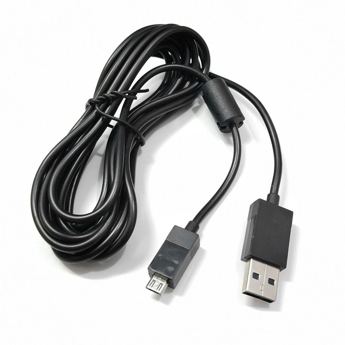 Schwarzes USB-Kabel mit Anschlüssen, auf einer weißen Oberfläche aufgerollt.