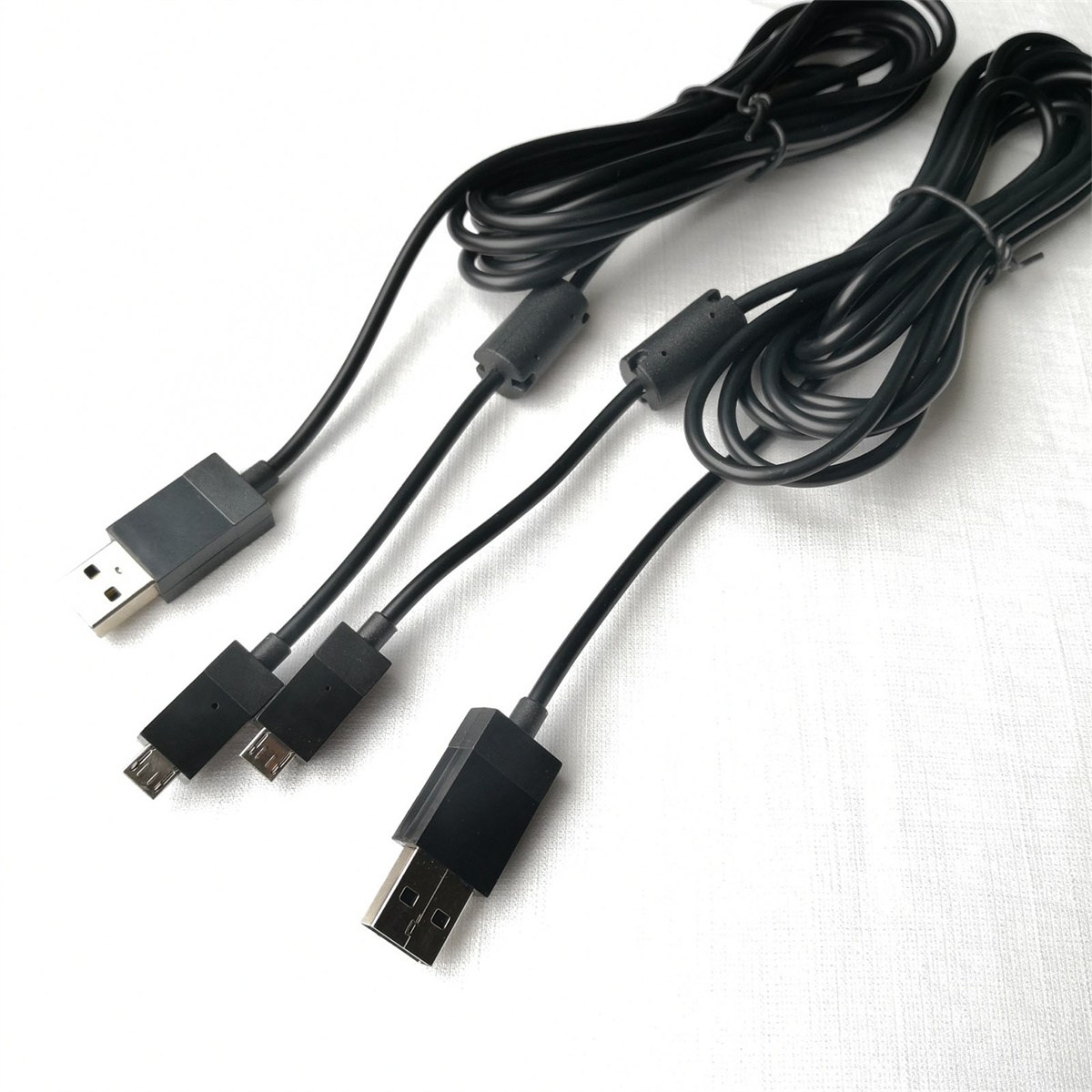 Zwei schwarze USB-Kabel mit verschiedenen Anschlüssen, schräge Ansicht, auf weißem Hintergrund isoliert.
