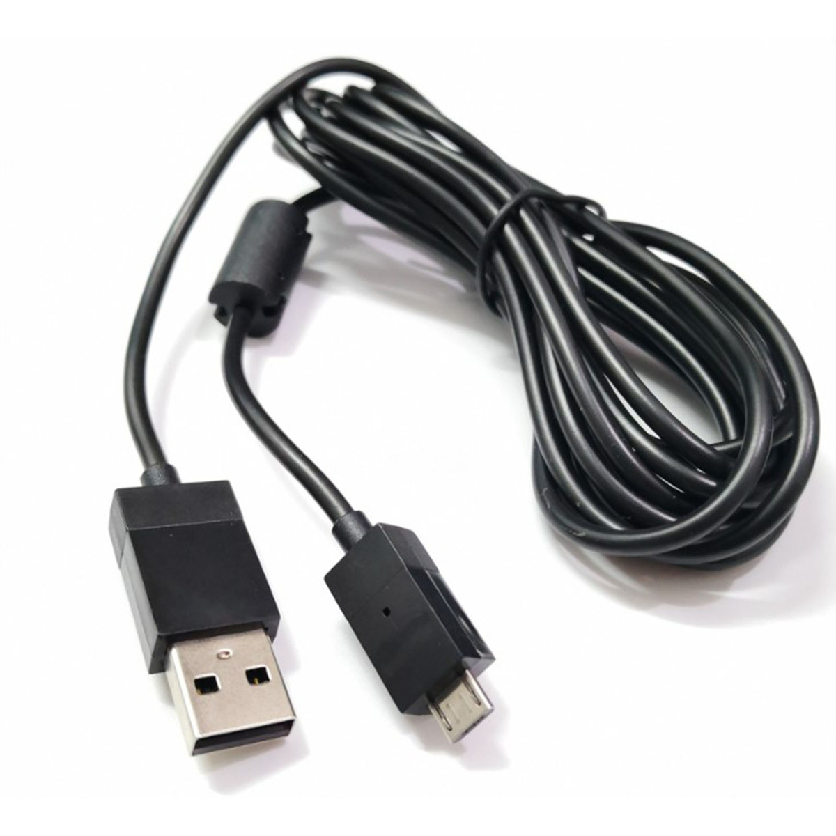 Ein schwarzes USB-Kabel mit USB- und Micro-USB-Anschlüssen, das auf einer weißen Oberfläche liegt.