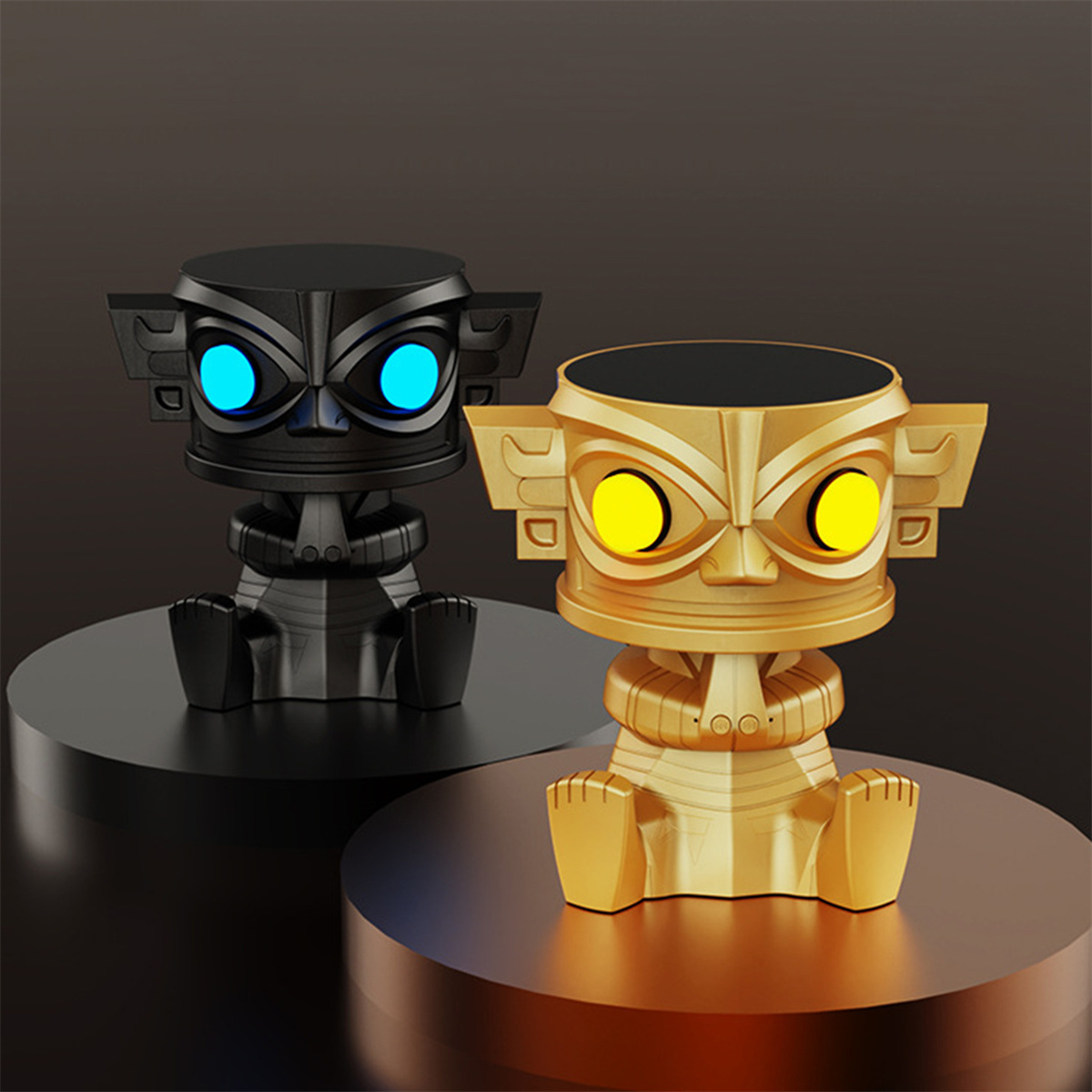 Zwei Tiki-Statuen, eine schwarze mit blauen Augen, die andere goldene mit gelben Augen, stehen auf runden Plattformen.