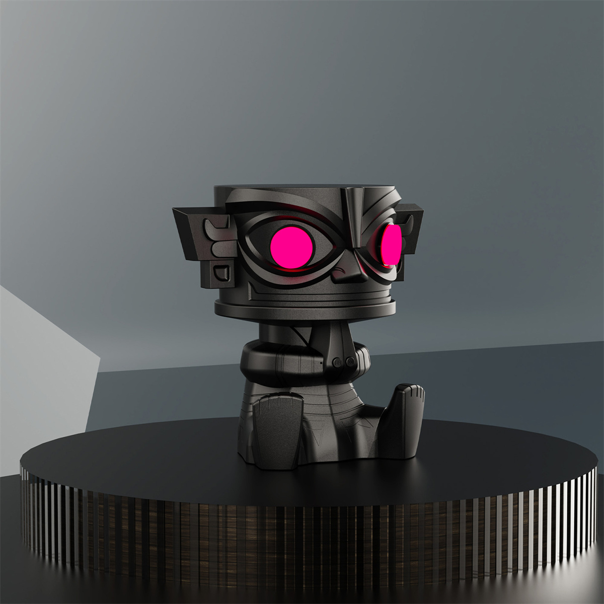 Schwarze, stammesartige Figur mit leuchtend pinken Augen, auf einem schwarzen Sockel.