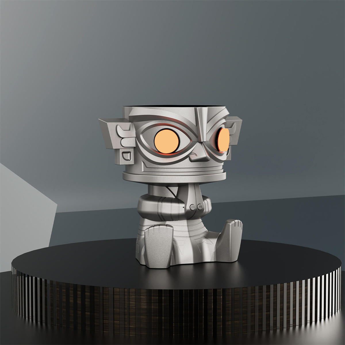 Eine metallische, stilisierte Roboter-Kopf-Statue mit leuchtend orangen Augen sitzt auf einer schwarzen Plattform.