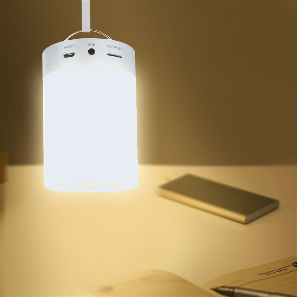 Weiße Lampe mit hellem Licht, das einen Schreibtisch und ein Notizbuch beleuchtet.