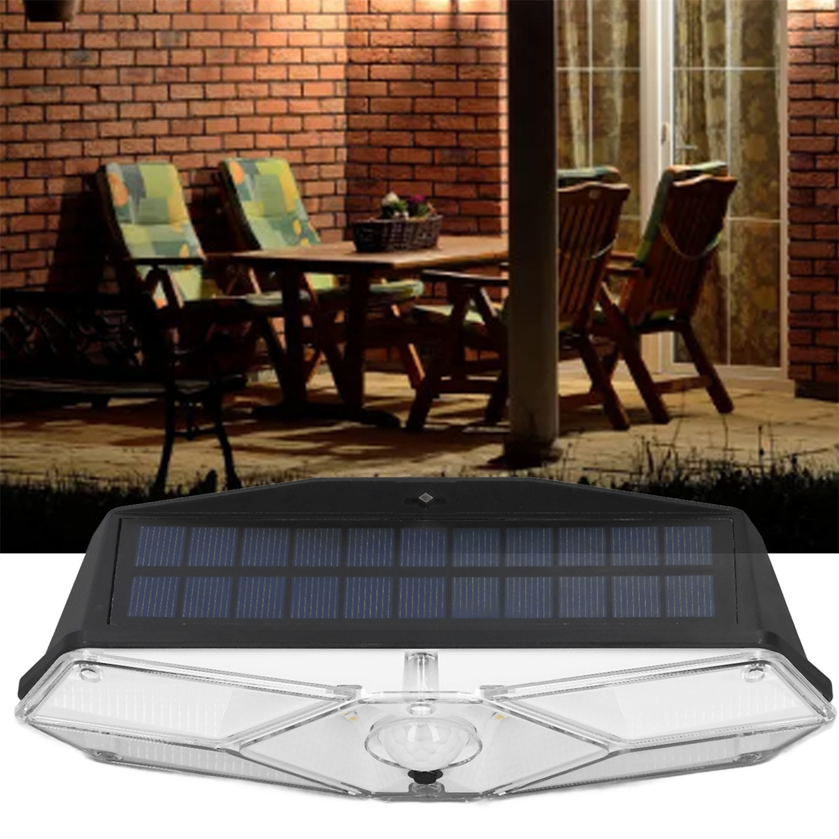 Solarbetriebene Leuchte über einem Tisch mit Stühlen im Freien, in der Nähe einer Backsteinmauer.