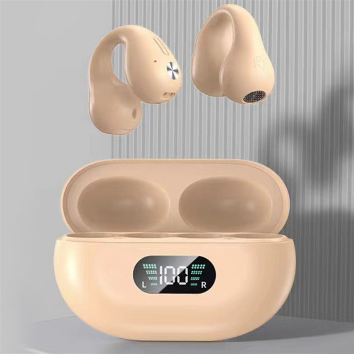 Beige kabellose Ohrhörer und Ladecase. Digitalanzeige zeigt 100. Weißer Hintergrund.