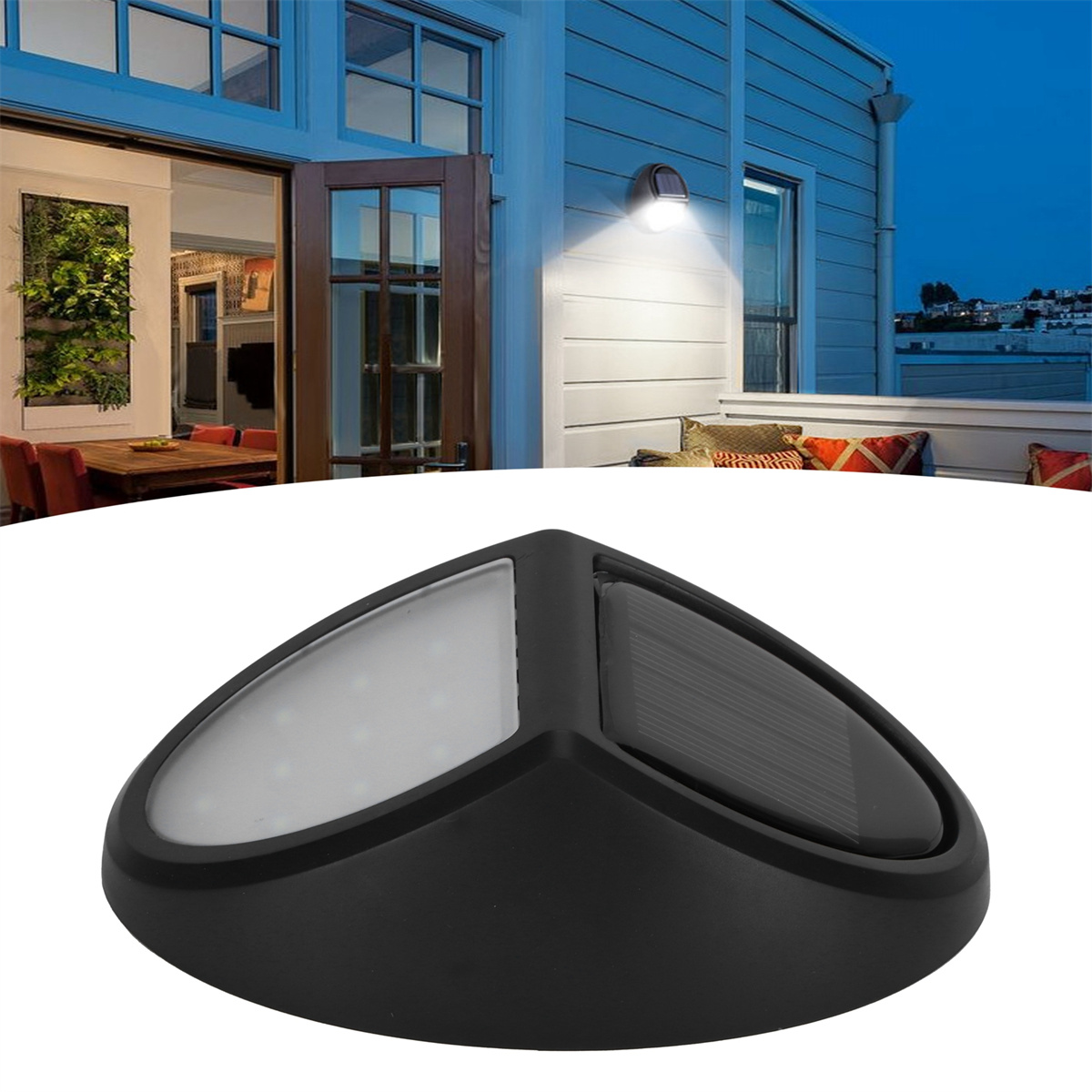 Schwarze, dreieckige Außenleuchte mit Solarpanel, an einer Wand installiert, mit Hintergrund eines Hauses.