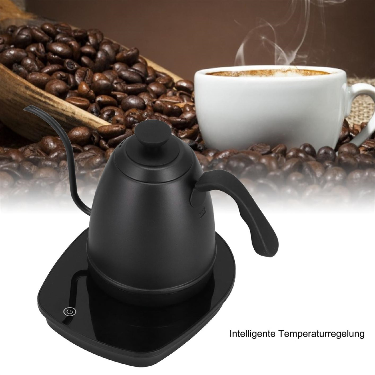 Schwarzer Schwanenhalskessel auf schwarzem Sockel, mit Kaffeebohnen und einer Tasse Kaffee im Hintergrund.