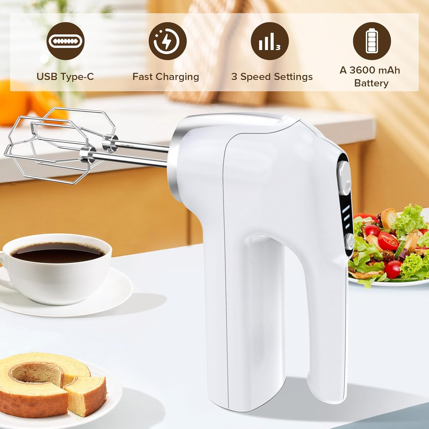 Ein weißer Handmixer wird gezeigt. Er hat Aufsätze und steht neben Lebensmitteln und einer Kaffeetasse.