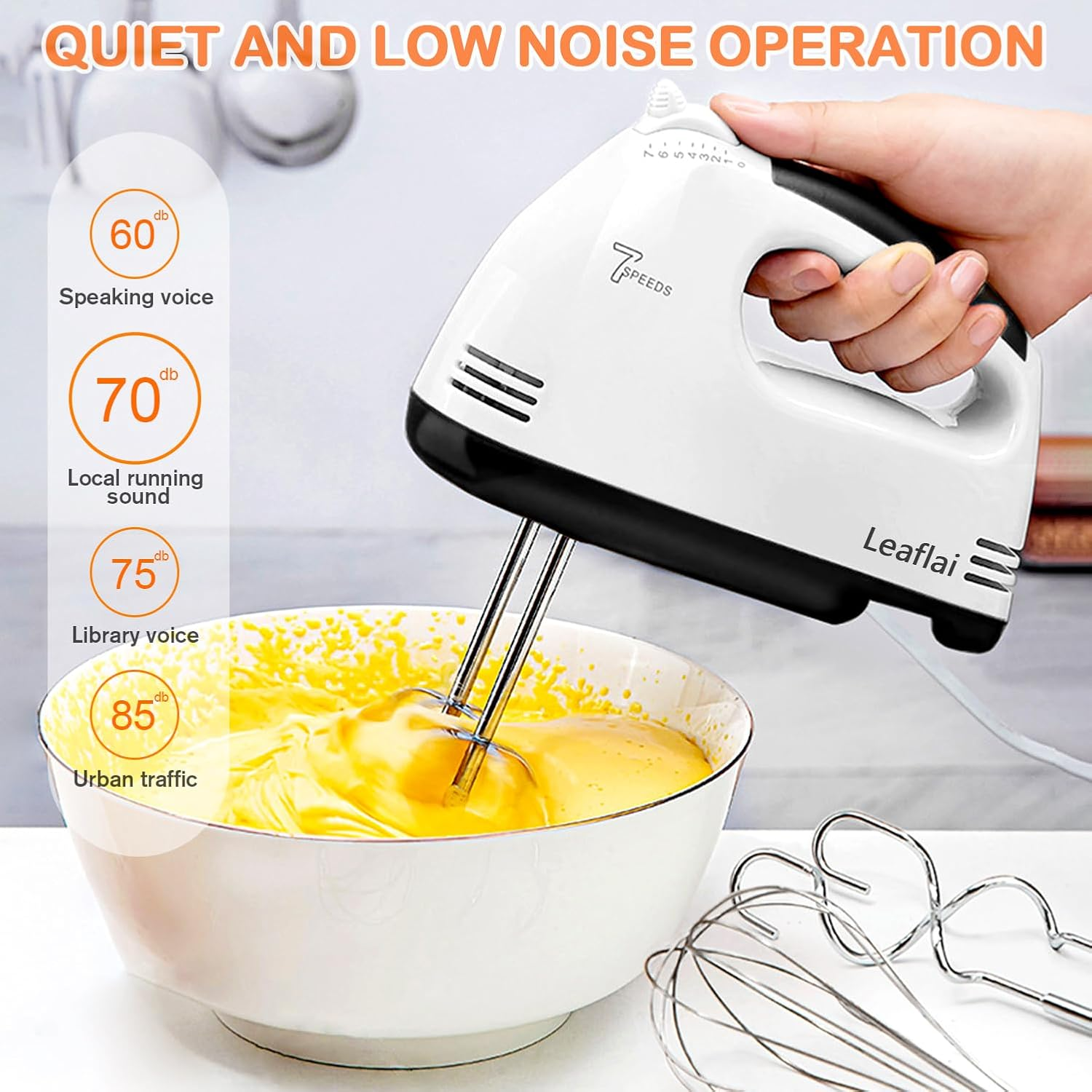 Weißer Handmixer, der Teig verrührt. Schüssel mit gelbem Teig. Weißer Hintergrund.