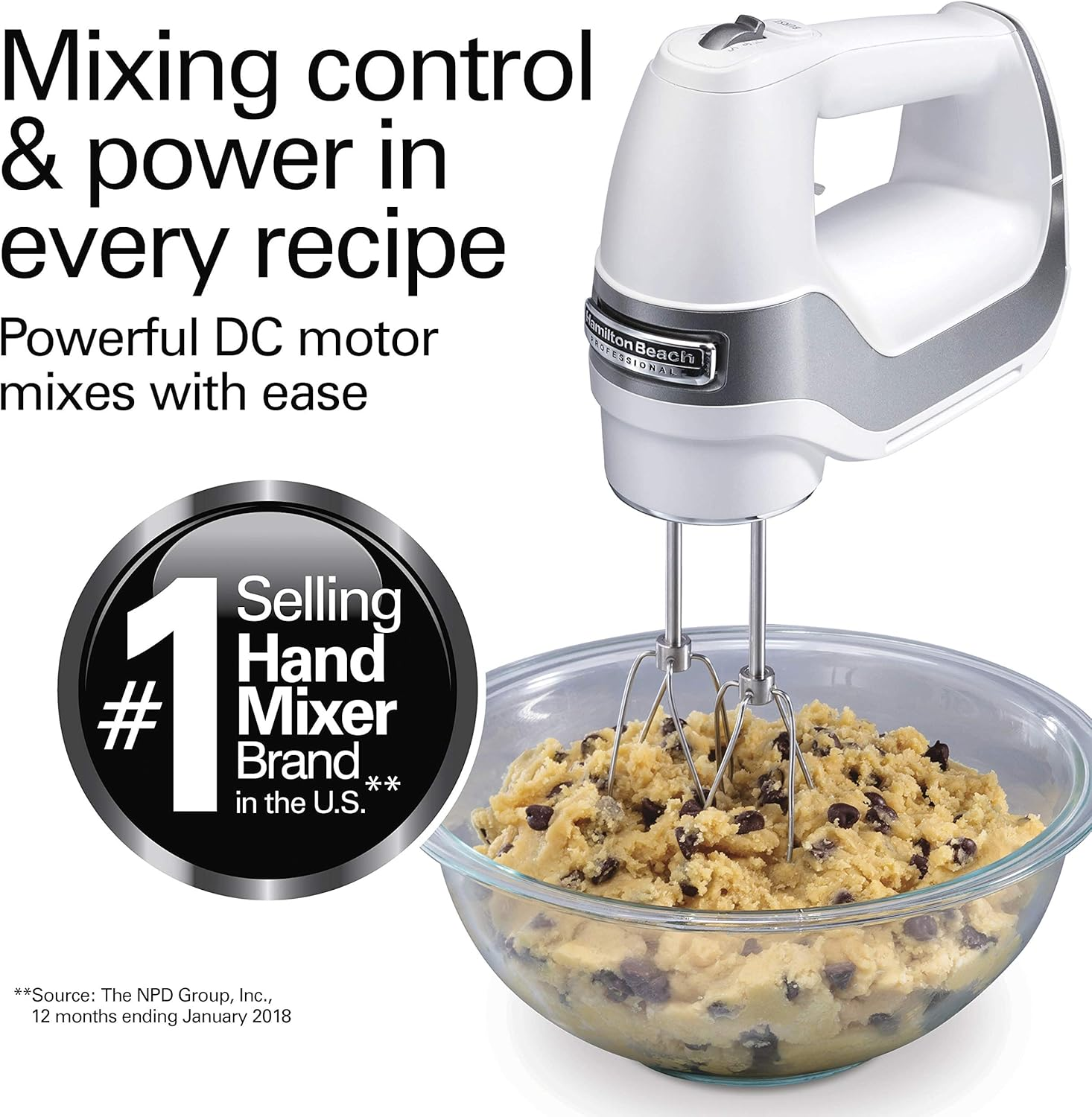 Ein weißer Handmixer mit Chromakzenten, der Keksteig in einer Glasschüssel verrührt, mit einem #1-Markenlogo.