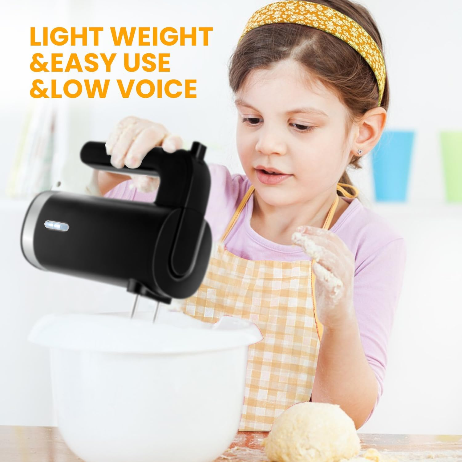 Mädchen benutzt einen schwarzen Handmixer, eine Schüssel und Zutaten. Text sagt leicht, einfach zu bedienen, leise.