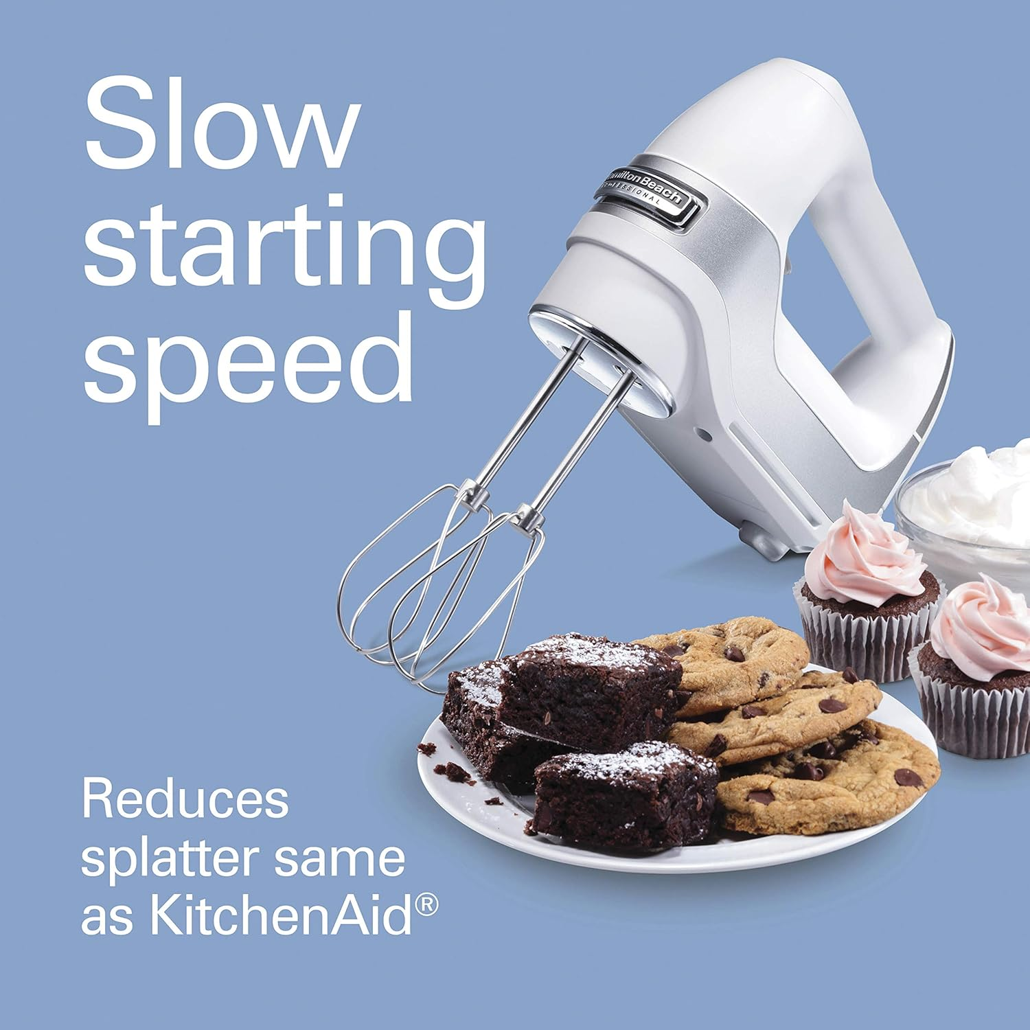 Weißer und silberner Handmixer, Teller mit Brownies, Keksen, Cupcakes, blauer Hintergrund.
