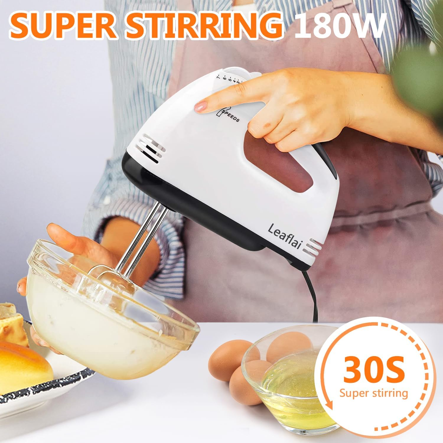 Eine Person benutzt einen weißen Handmixer mit einer Schüssel mit Teig und Zutaten.