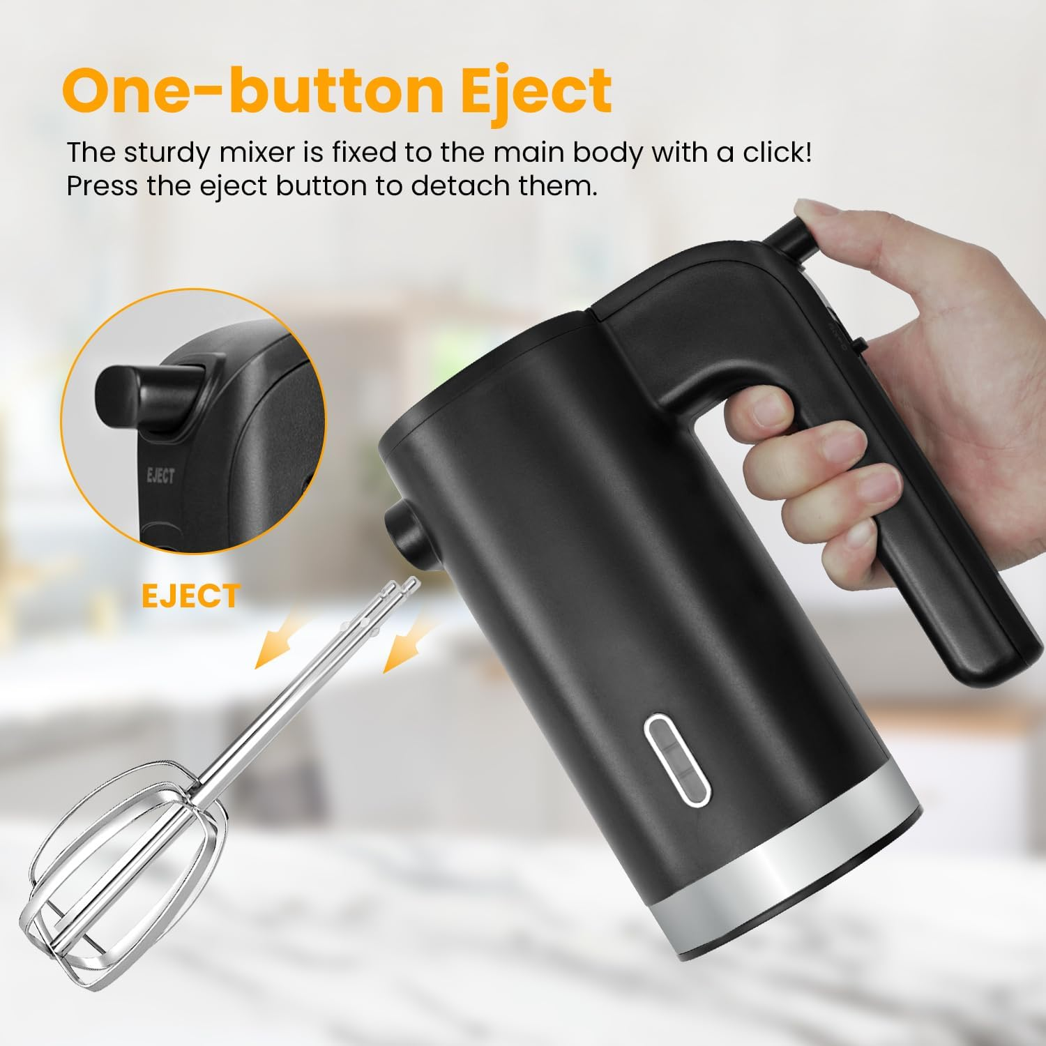 Schwarzer Handmixer mit Auswurftaste, mit abgenommenem Schneebesen gezeigt. Die Taste ist hervorgehoben.