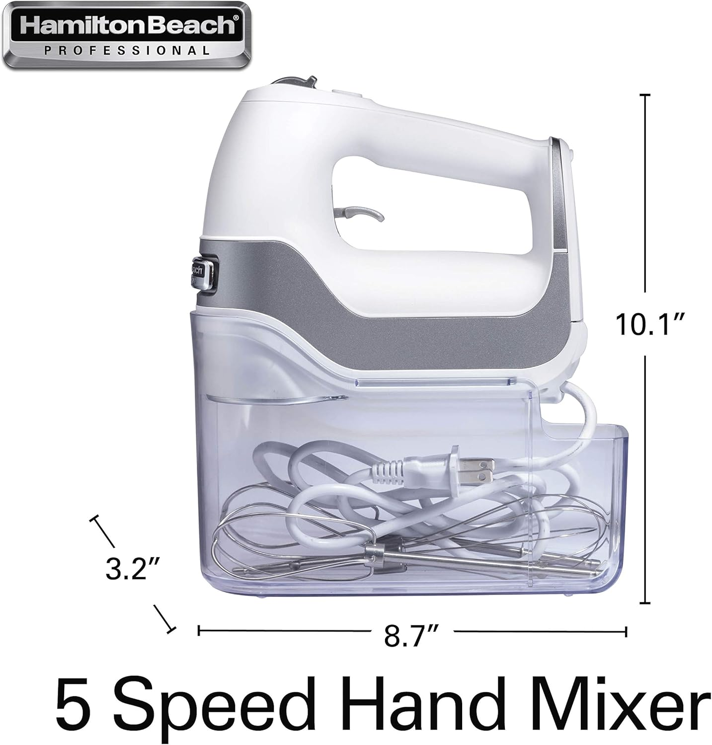 Ein weißer und grauer 5-Gang-Handmixer mit beschrifteten Abmessungen. Kabel und Schneebesen sind im Behälter.
