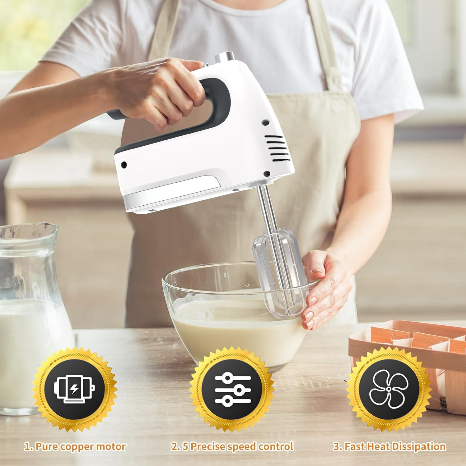Eine Person, die einen weißen Handmixer benutzt, der in einer Schüssel mischt. Goldene Abzeichen mit Symbolen und Texten sind unten.