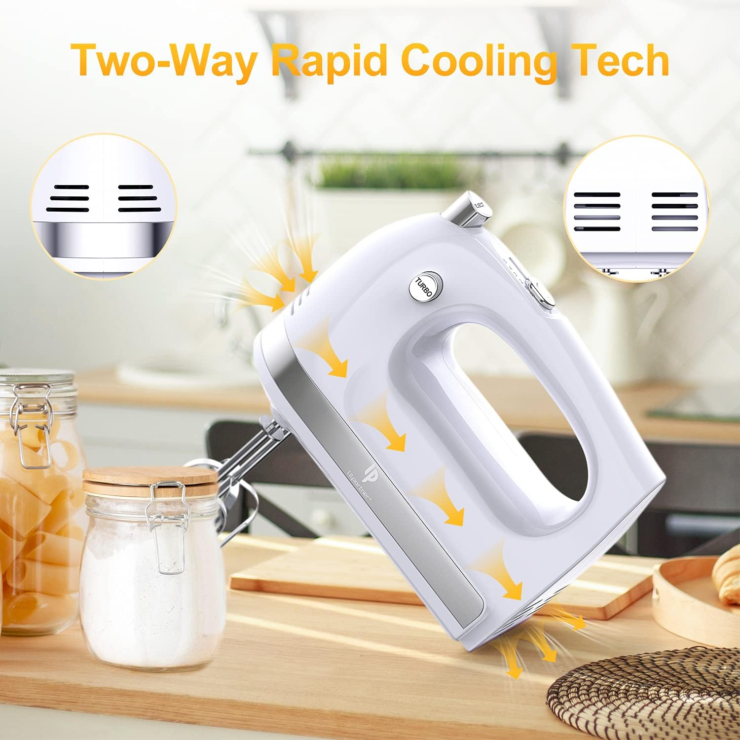 Weißer Handmixer mit silbernen Akzenten und zwei Gläser mit Zutaten daneben.