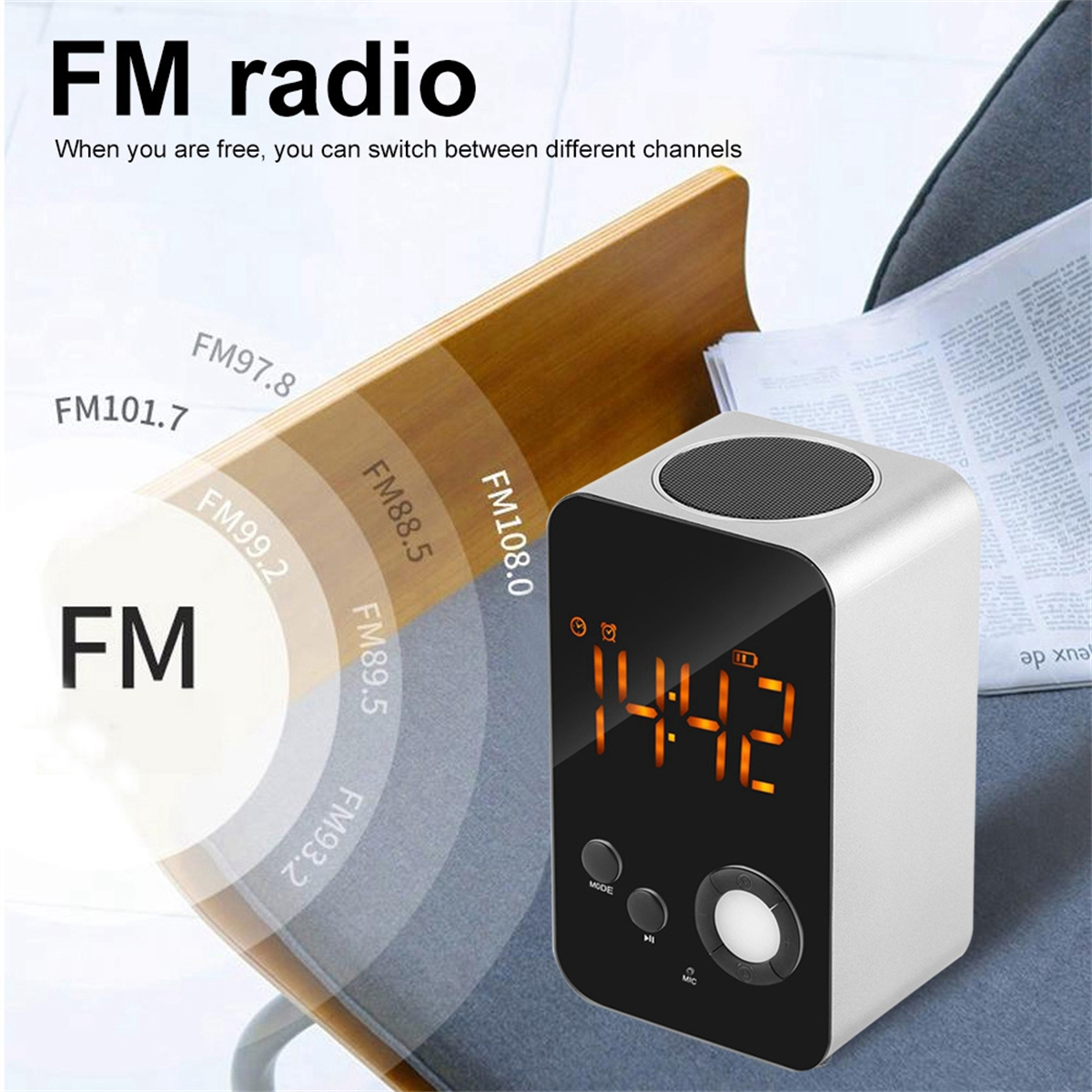 Ein weißes und silbernes UKW-Radio mit digitaler Anzeige, die die Uhrzeit und UKW-Kanäle anzeigt.