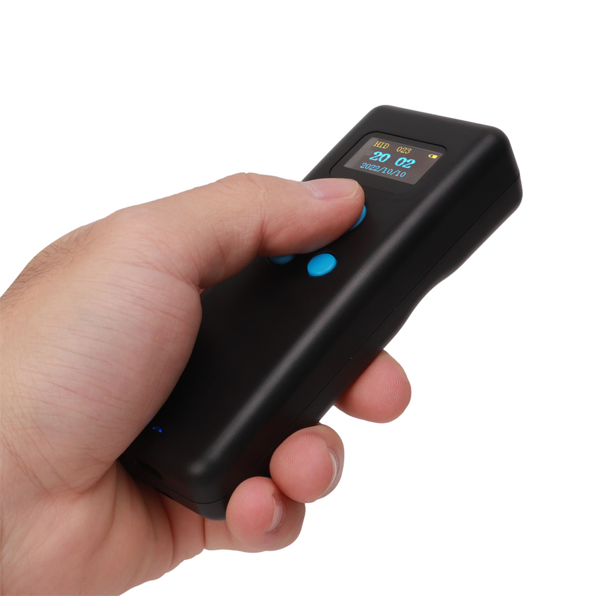 Eine schwarze Fernbedienung in einer Hand. Sie hat drei blaue Knöpfe und ein Display mit Datum und Uhrzeit.