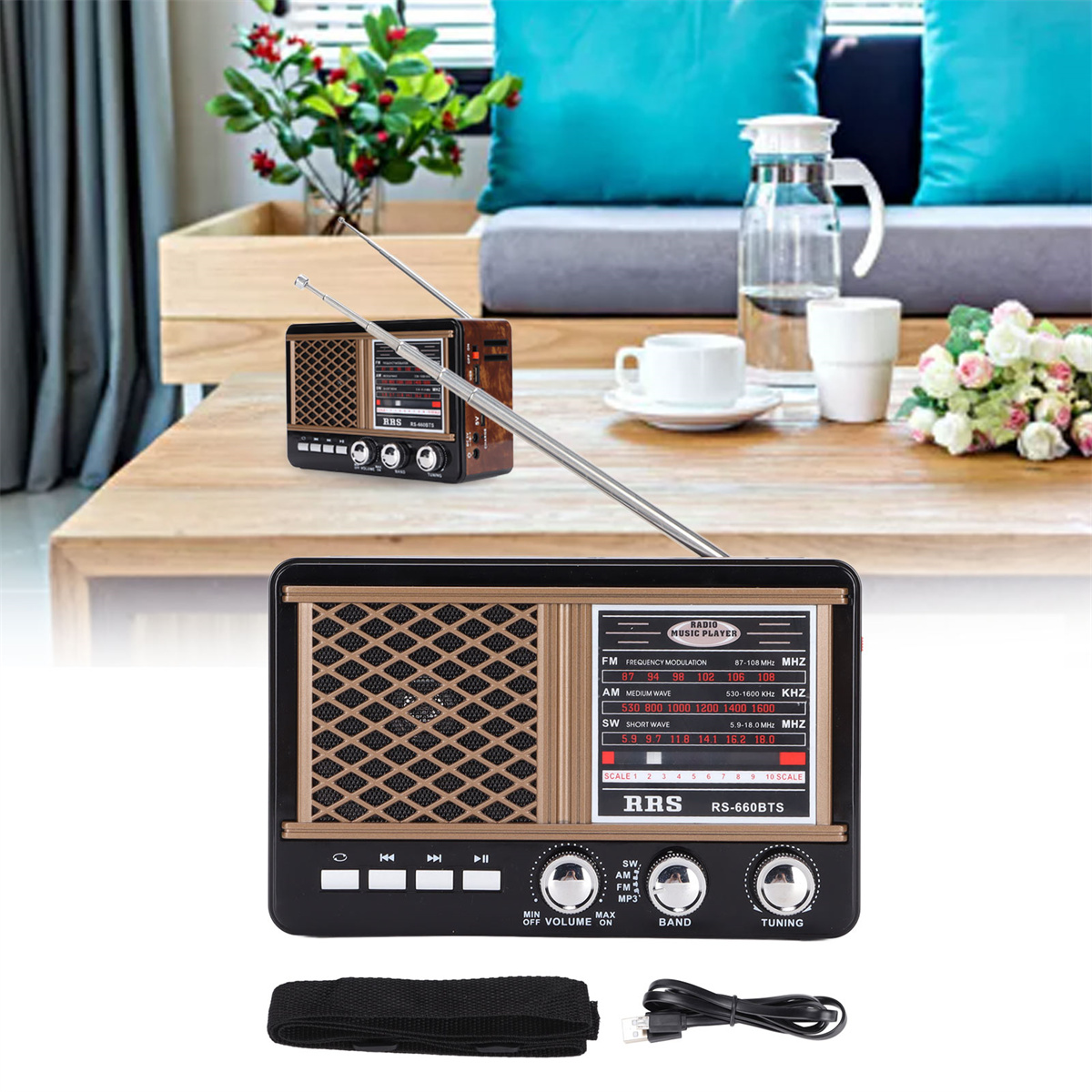Kleines Holzradio mit Antenne, auf einem Holztisch mit anderen Gegenständen.