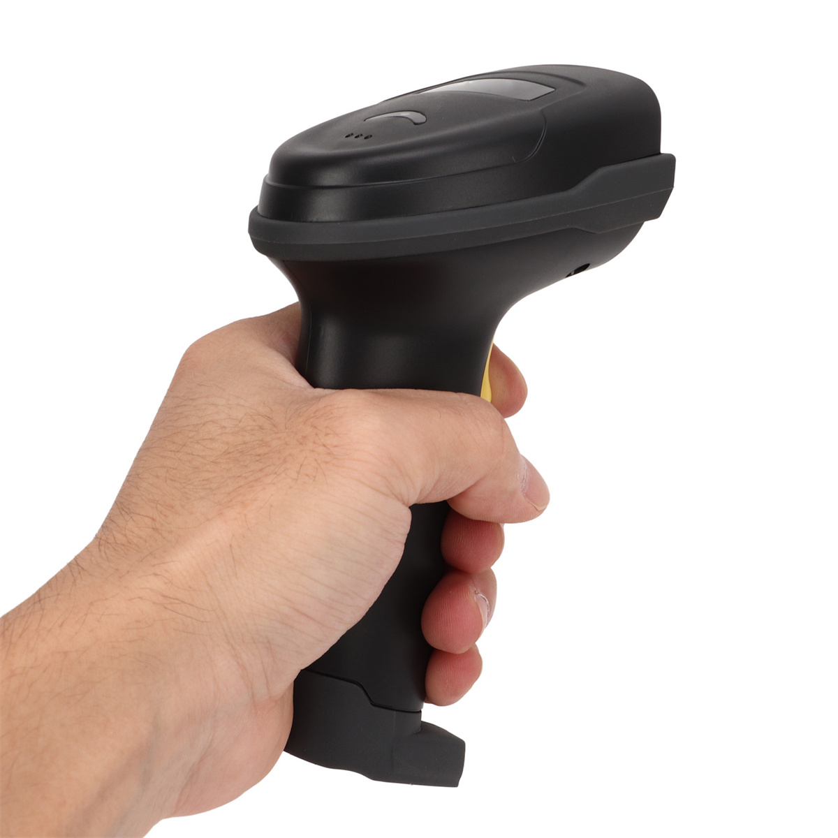 Eine Hand, die einen schwarzen Barcode-Scanner hält. Der Scanner zeigt vom Betrachter weg. Weißer Hintergrund.