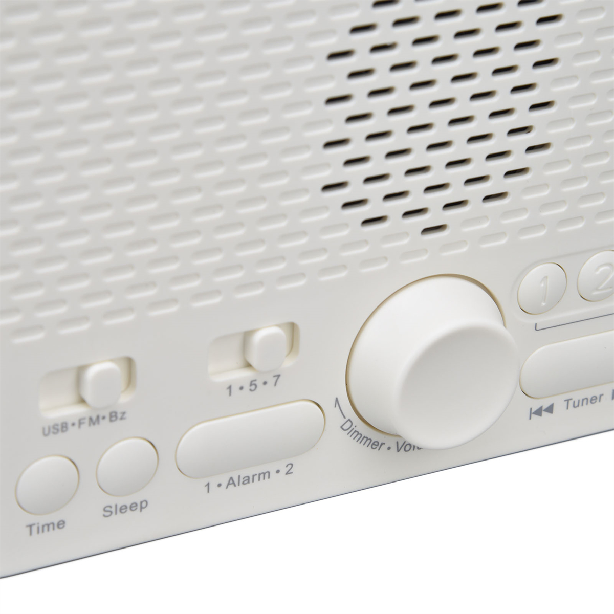 Weißes Radiowecker mit Knöpfen und großem Drehregler. Verfügt über USB, FM und Weckereinstellungen.