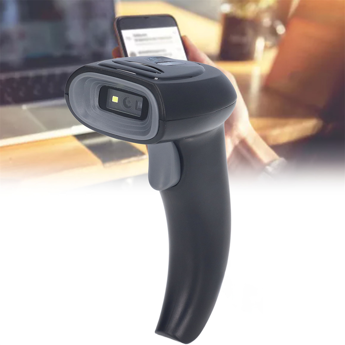 Ein schwarzer Barcodescanner, in der Hand gehalten, scannt ein Telefon. Der Scannerkopf hat ein Licht und einen grauen Auslöser.