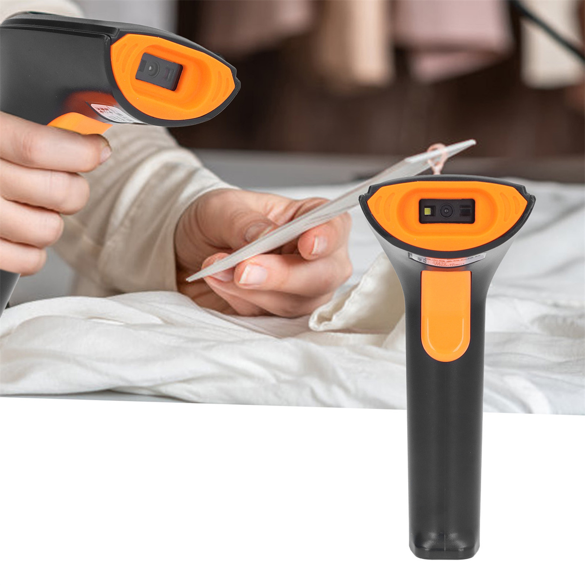 Nahaufnahme von Händen, die einen schwarz-orangenen Barcode-Scanner verwenden, um ein weißes Dokument zu scannen.