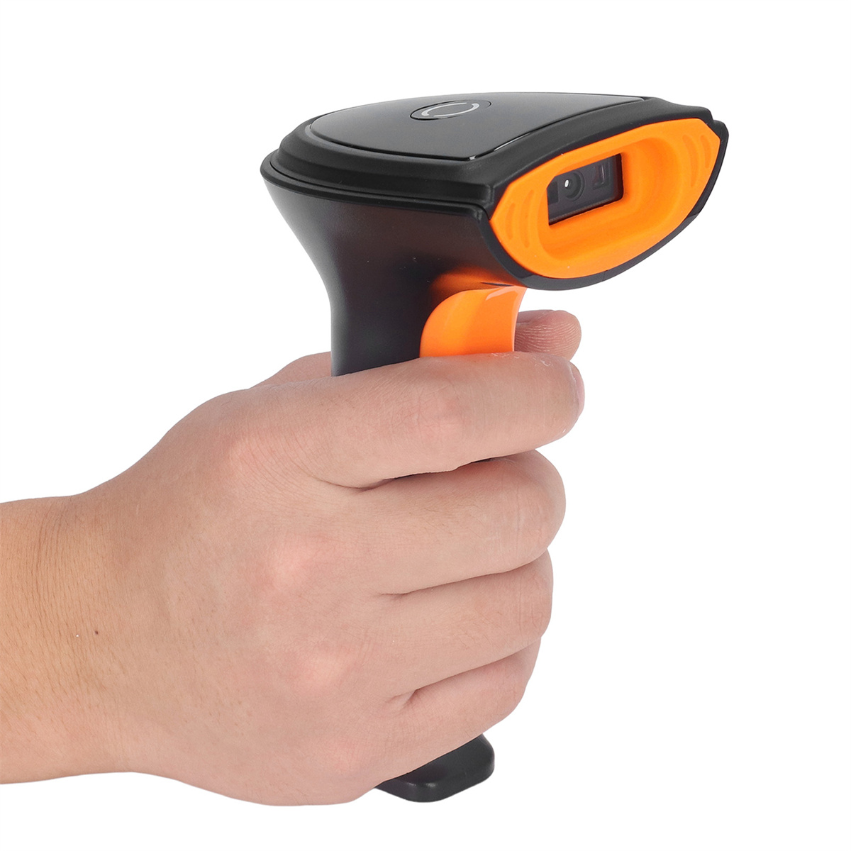 Hand, die einen schwarz-orangenen Barcode-Scanner hält, schräge Ansicht.