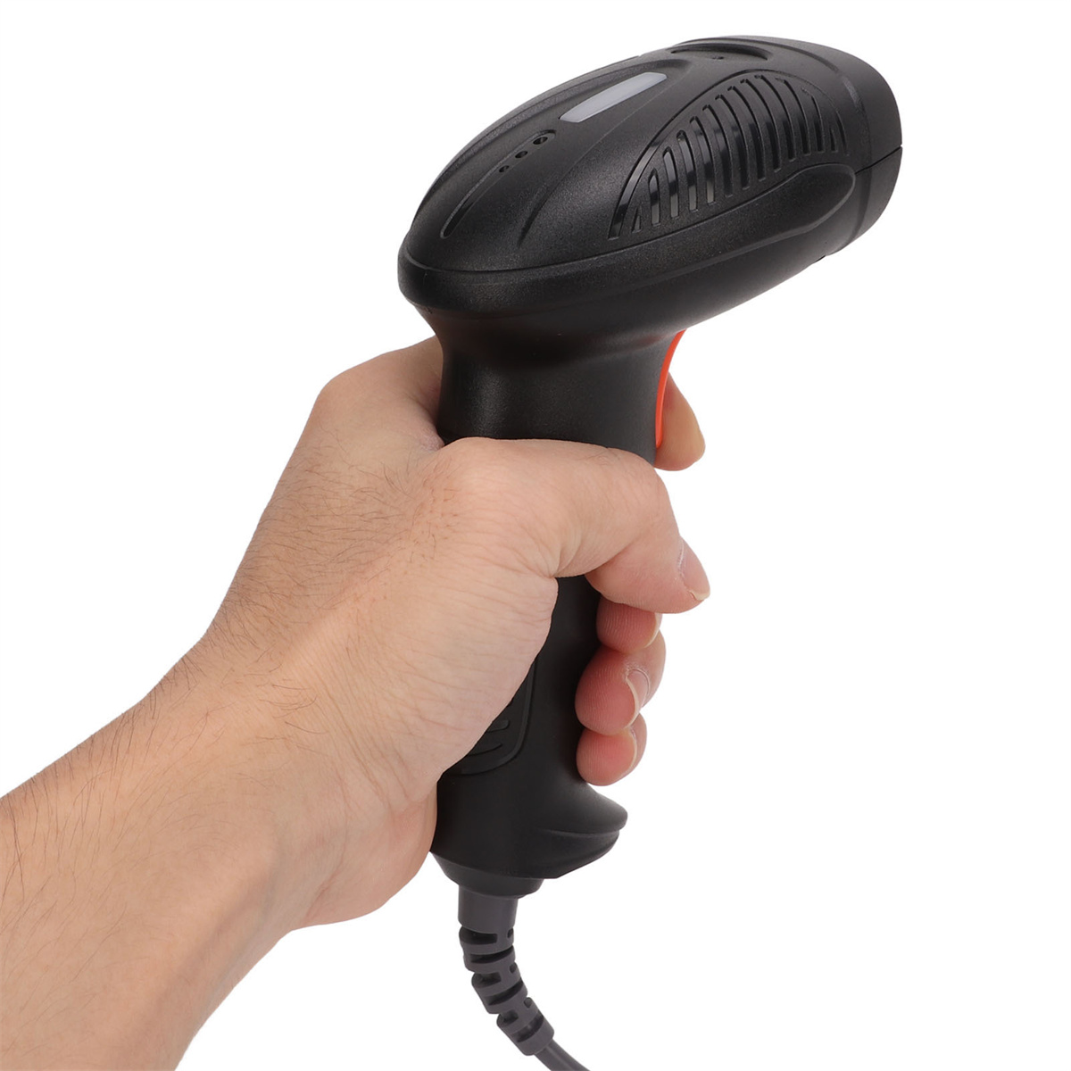 Hand hält einen schwarzen Barcodescanner mit rotem Auslöser.