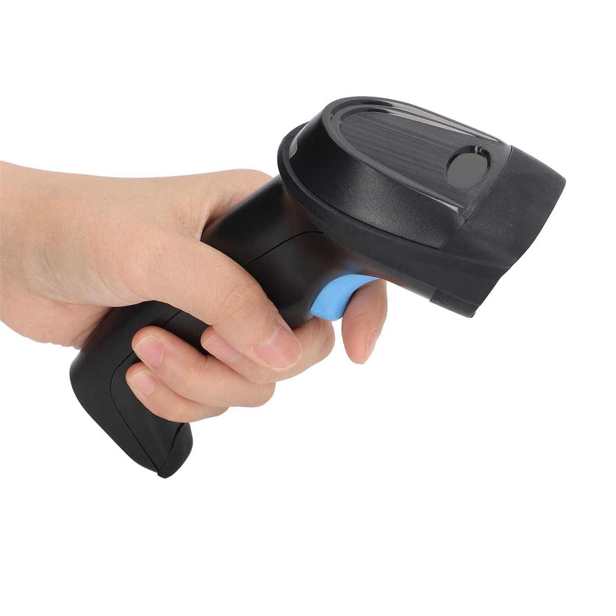 Hand, die einen schwarzen Barcode-Scanner mit blauem Auslöser hält.
