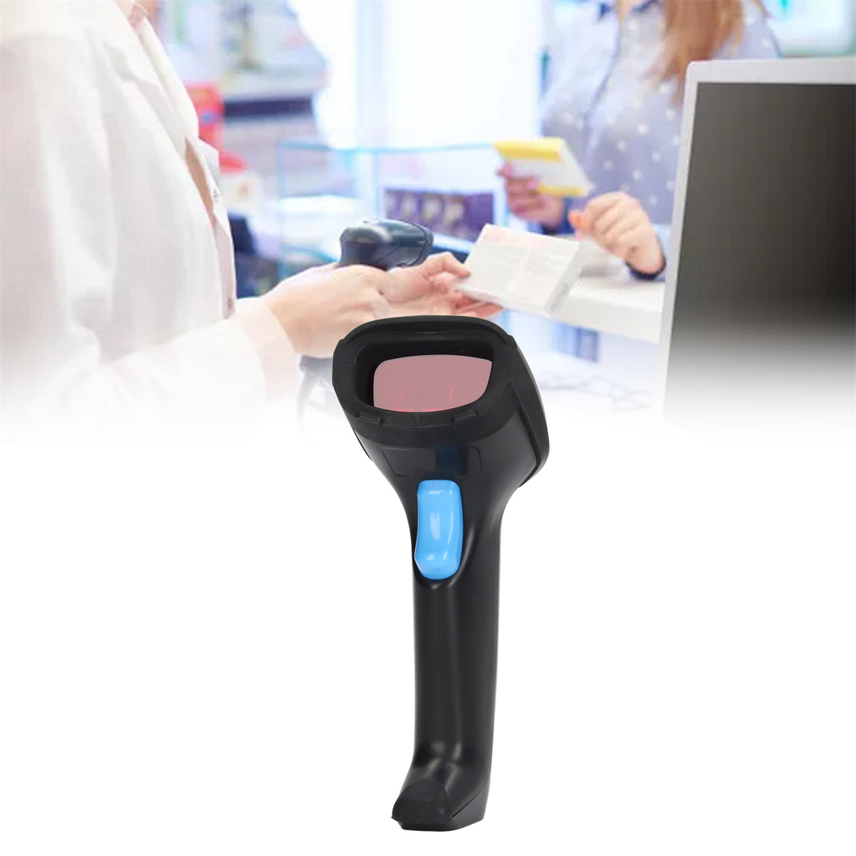 Ein schwarzer Barcodescanner mit blauem Knopf, gehalten von einer Person. Eine andere Person steht am Tresen.