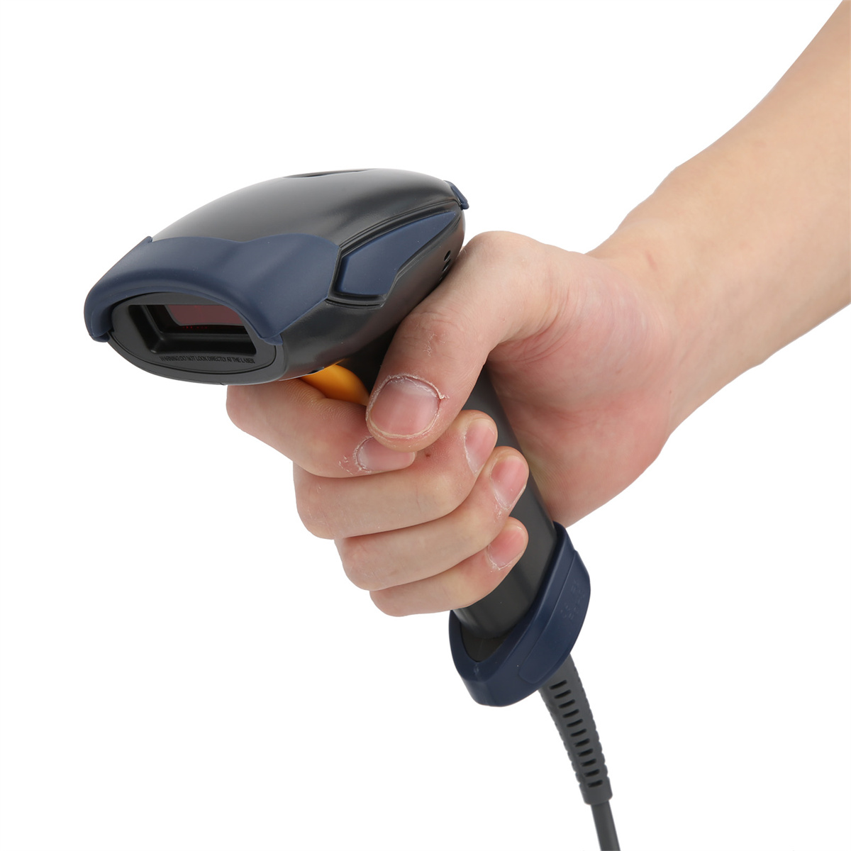 Hand hält einen schwarz-blauen Barcode-Scanner, mit weißem Hintergrund. Nahaufnahme.