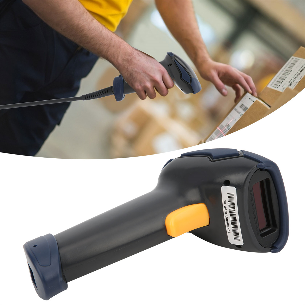 Eine Person scannt einen Barcode auf einer Box mit einem schwarz-blauen Barcodescanner.