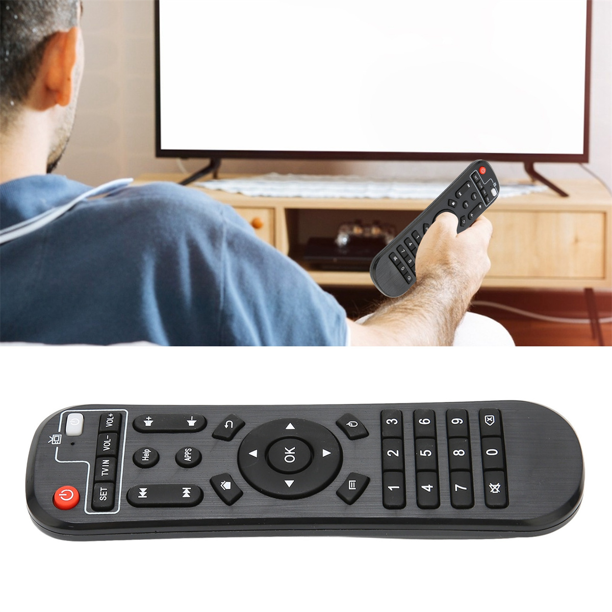 Eine Person benutzt eine Fernbedienung. Der Fernseher ist im Hintergrund eingeschaltet.