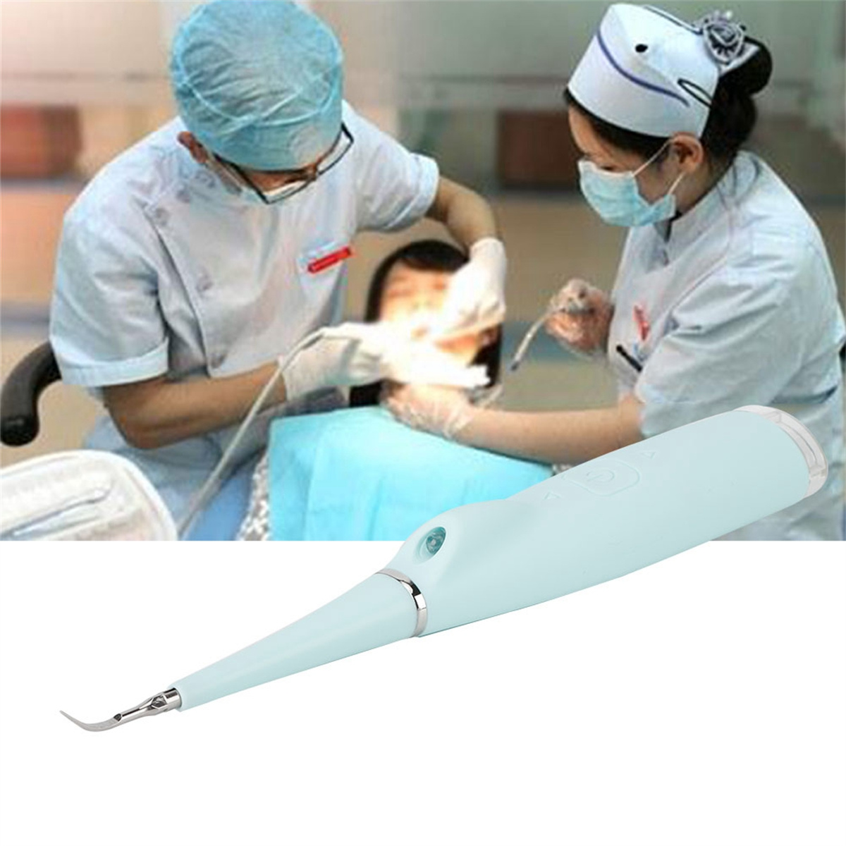 Ein Zahnarzt untersucht Zähne eines Patienten. Ein zahnärztliches Instrument im Vordergrund. Zwei Krankenschwestern.