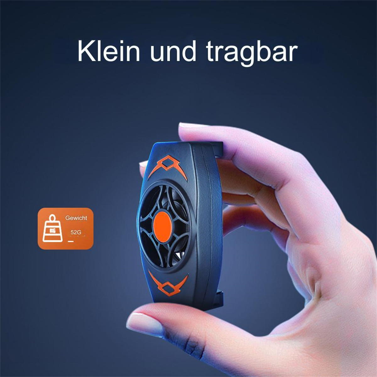 Hand hält einen kleinen schwarzen Ventilator. Er hat orange Akzente und rundes Design.