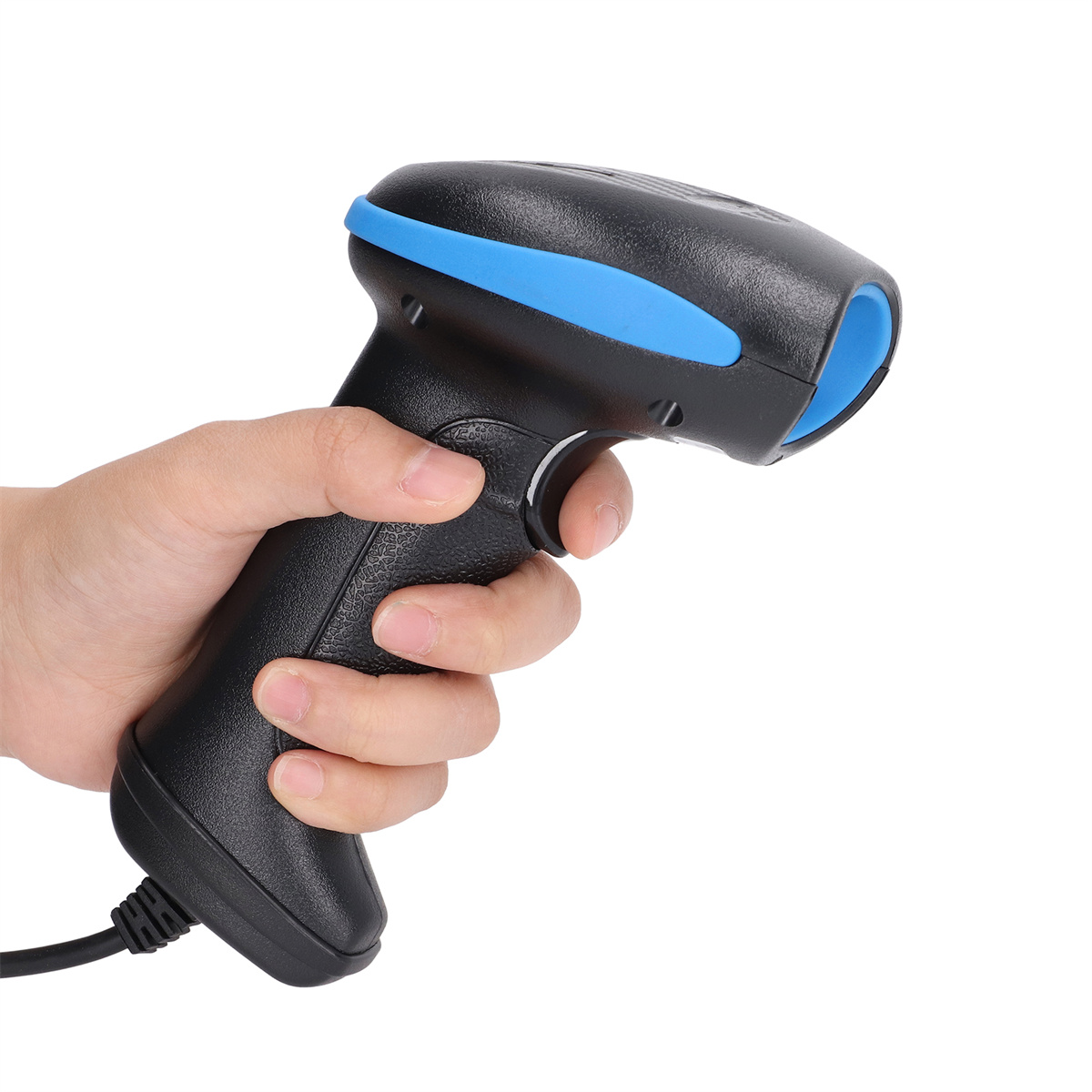 Eine Hand, die einen schwarz-blauen Barcodescanner hält. Der Scanner ist im Fokus.