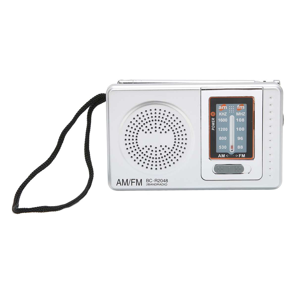 Silbernes AM/FM-Radio mit schwarzem Riemen, Drehknöpfen und kleinem Display.