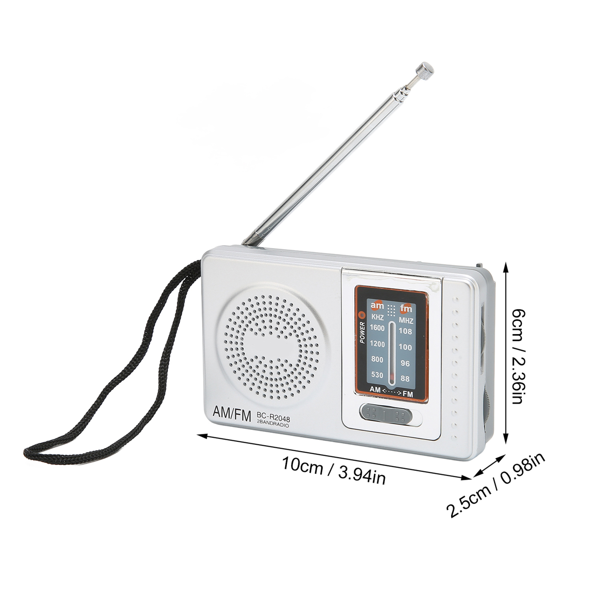 Silbernes AM/FM-Radio mit ausgefahrener Antenne. Es hat einen Lautsprecher, ein Display und einen Gurt. Abmessungen: 10x6x2,5 cm.