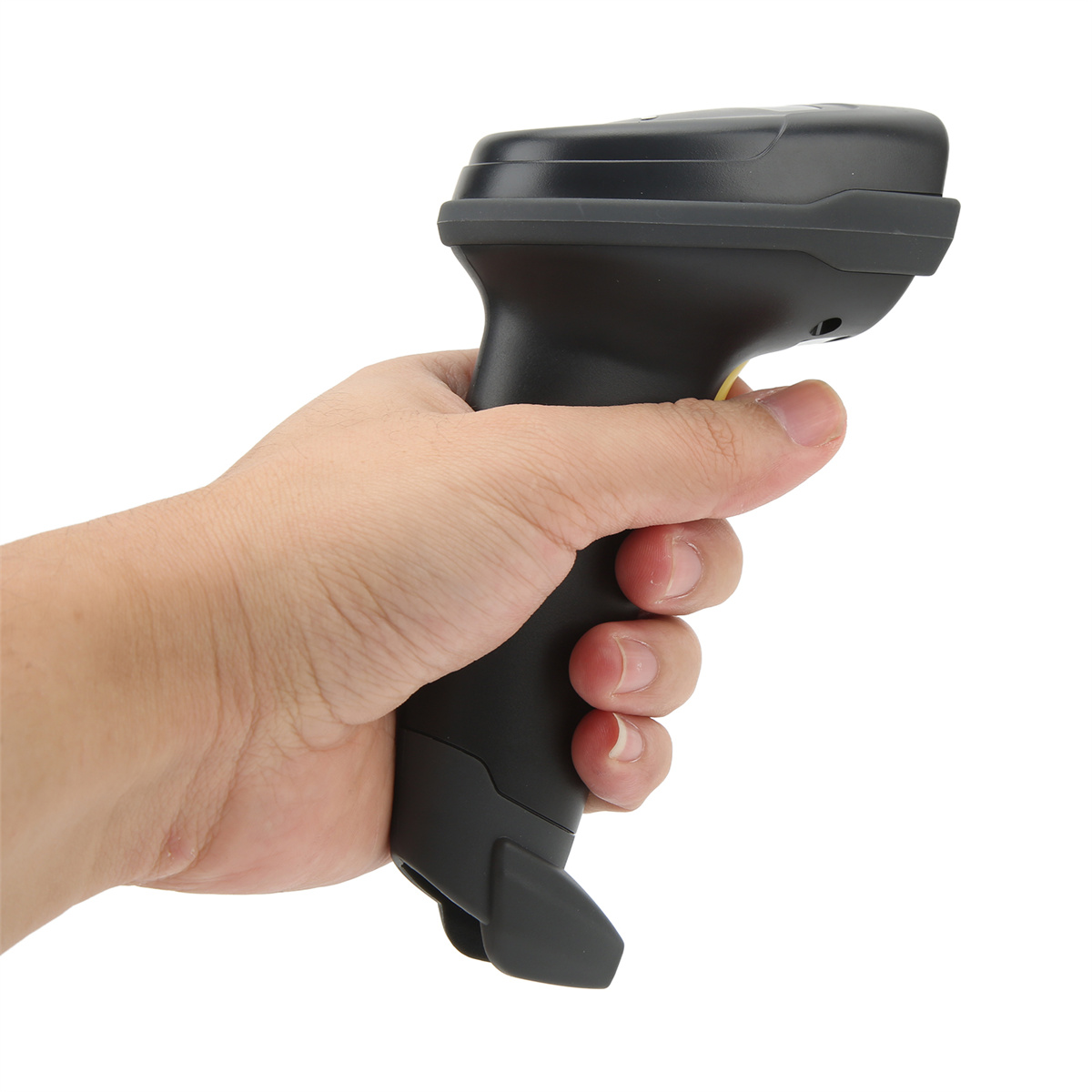 Hand hält einen schwarzen Barcode-Scanner. Der Scanner hat einen schwarzen Griff und eine gelbe Taste.
