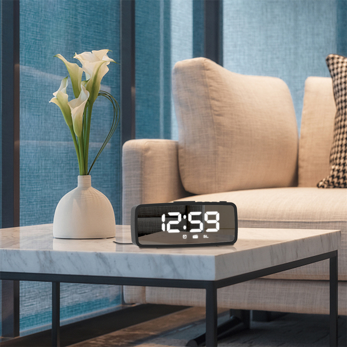 Ein digitaler Wecker zeigt 12:59 Uhr auf einem Marmortisch, mit Sofa und Blumen im Hintergrund.