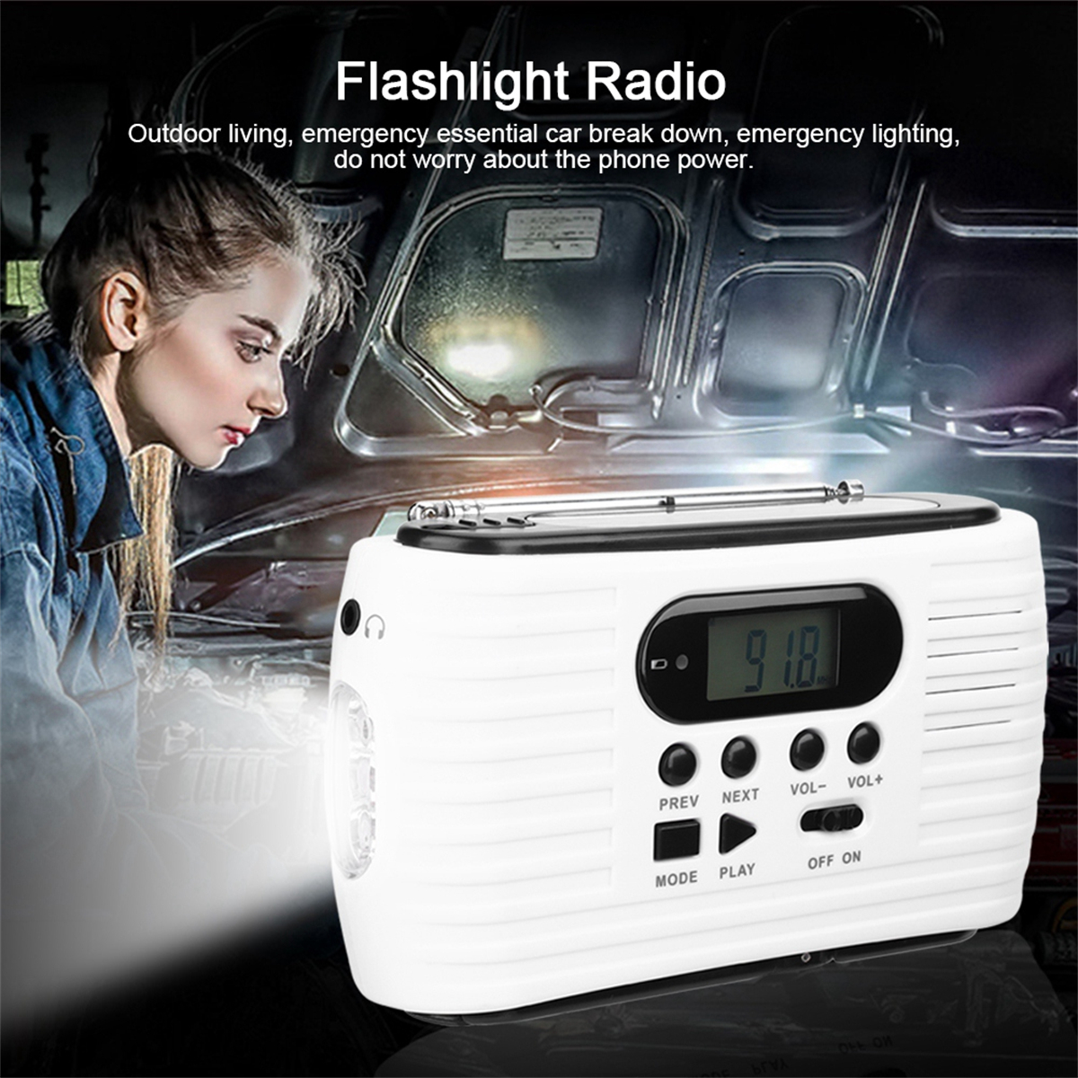 Eine Frau untersucht ein weißes Taschenlampenradio. Das Radio hat eine Digitalanzeige und Bedientasten.