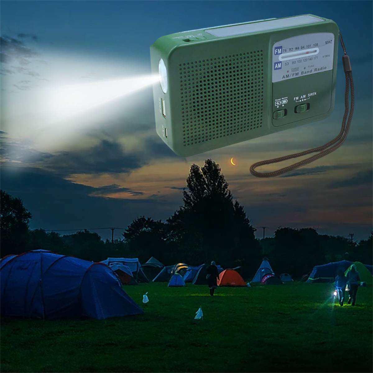 Ein grünes Radio mit einer Taschenlampe. Es schwebt in der Luft über einem Campingplatz in der Dämmerung.