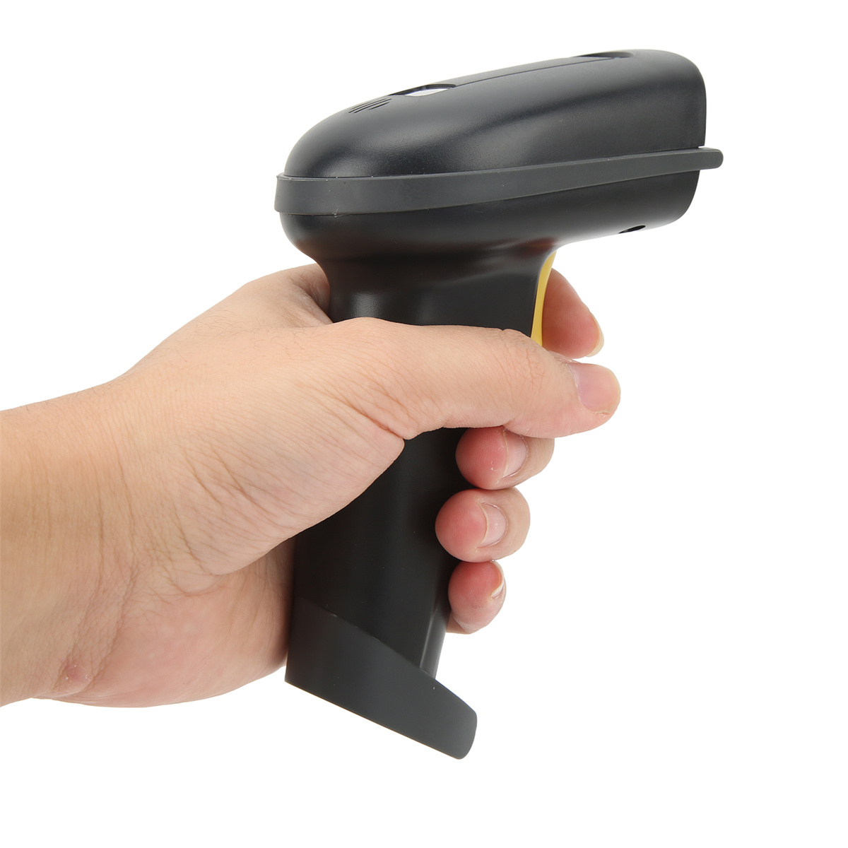 Eine Hand hält einen schwarzen Barcode-Scanner mit gelbem Streifen vor weißem Hintergrund.