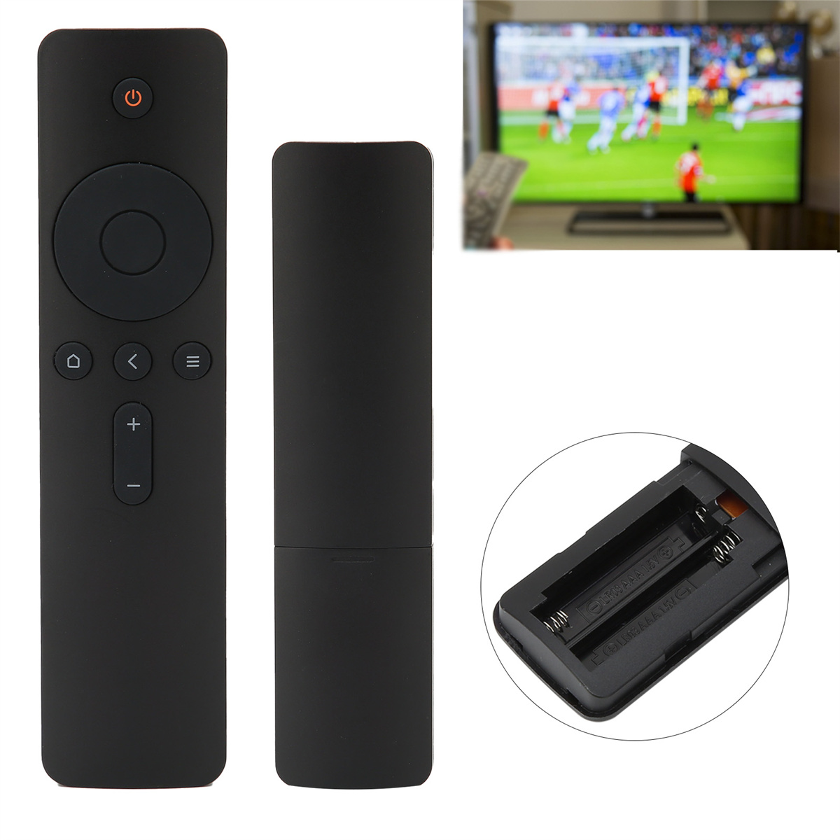 Schwarze TV-Fernbedienung, Batteriefach geöffnet, Batterien sichtbar. TV-Bildschirm im Hintergrund unscharf.